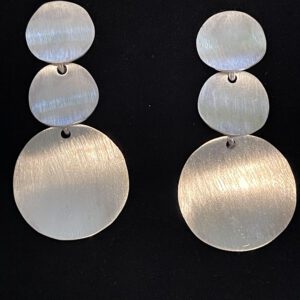 A unique design earrings with silver round shape