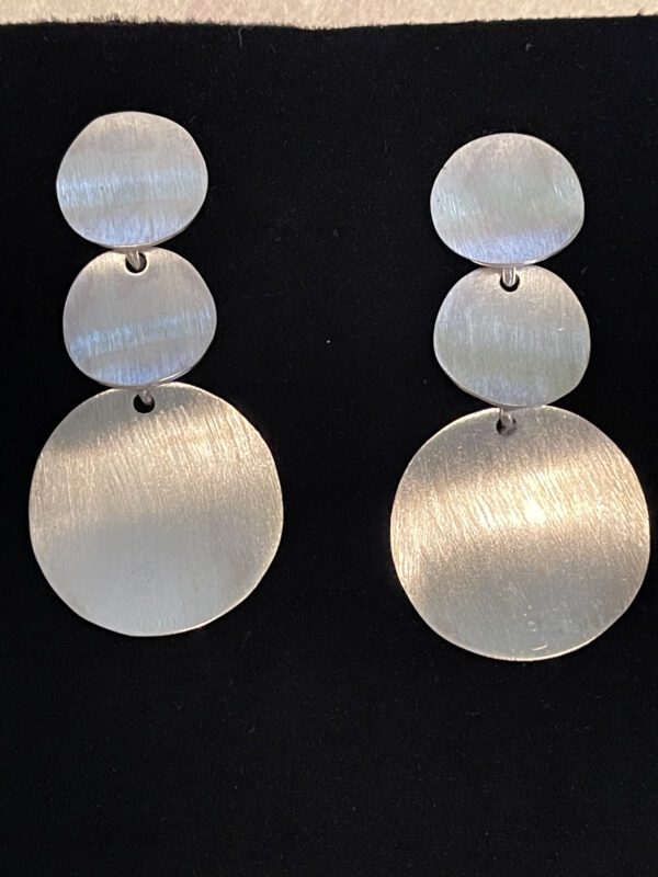 A unique design earrings with silver round shape