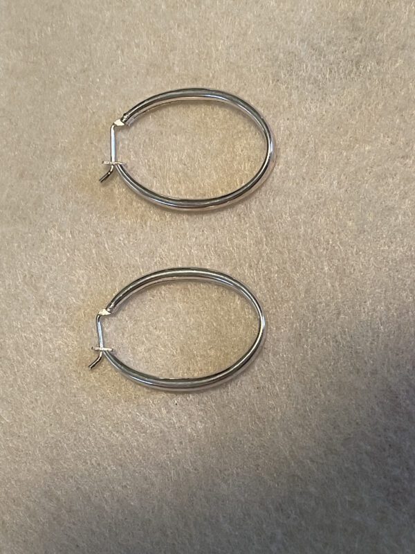 A simple round shaped earring made out of silver